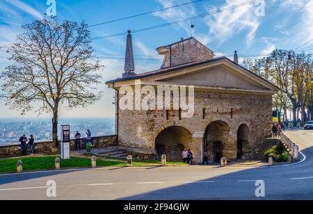 Si passa accanto alla porta san giacomo di Bergamo, Italia Foto Stock