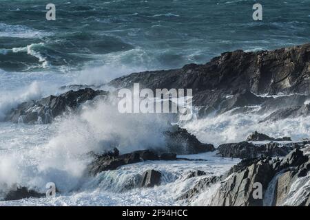 Onde che si infrangono sulle Cribbar Rocks sulla costa di Towan Head a Newquay in Cornovaglia. Foto Stock