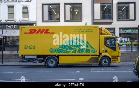 DHL Electric Drive Volvo camion da 16 tonnellate a Brompton Road, nel centro di Londra, Regno Unito, il 16 aprile 2021 Foto Stock