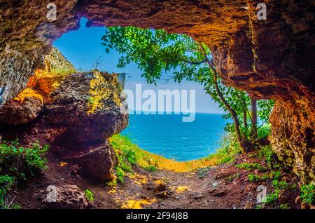 Vista di una grotta nella riserva naturale di Yaylata in Bulgaria Foto Stock