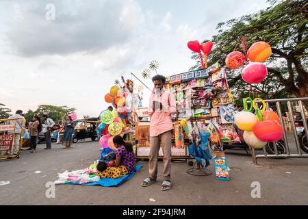 Mysuru, Karnataka, India - Gennaio 2019: Un fornitore di strada che vende palloncini colorati e giocattoli in un sito turistico nella città di Mysore. Foto Stock