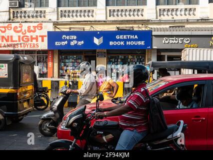 Mysuru, Karnataka, India - Gennaio 2019: Pendolari in moto bloccati in un ingorgo di traffico ad un segnale nella città di Mysore. Foto Stock