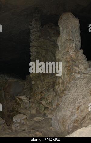 Fotografie delle numerose caverne carsiche di Halong Bay e delle loro splendide formazioni create nel corso di milioni di anni. Preso il 05/01/20 con flash. Foto Stock