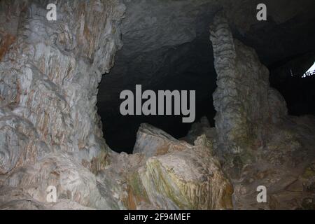 Fotografie delle numerose caverne carsiche di Halong Bay e delle loro splendide formazioni create nel corso di milioni di anni. Preso il 05/01/20 con flash. Foto Stock