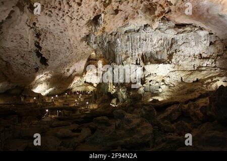 Fotografie delle numerose caverne carsiche di Halong Bay e delle loro splendide formazioni create nel corso di milioni di anni. Preso il 05/01/20 con flash. Foto Stock