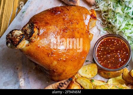 Ali di pollo di bufalo con salsa al pepe di cayenne servite calde con bastoncini di sedano e bastoncini di carote con condimento al formaggio blu per immersione Foto Stock