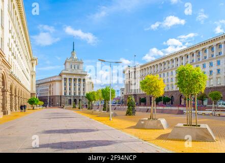 Vista della piazza dell'indipendenza dominata dall'edificio dell'assemblea nazionale - ex sede del partito comunista bulgaro - a Sofia, Bulgaria Foto Stock