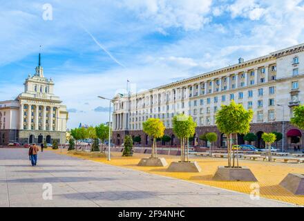 Vista della piazza dell'indipendenza dominata dall'edificio dell'assemblea nazionale - ex sede del partito comunista bulgaro - a Sofia, Bulgaria Foto Stock