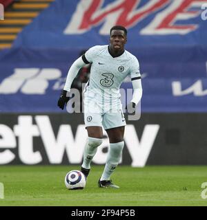 Londra, Regno Unito. 15 Aprile 2021. Kurt Zouma di Chelsea in azione durante la partita della Premier League tra Crystal Palace e Chelsea a Selhurst Park, Londra, Inghilterra, il 10 aprile 2021. Foto di Ken Sparks. Solo per uso editoriale, è richiesta una licenza per uso commerciale. Nessun utilizzo nelle scommesse, nei giochi o nelle pubblicazioni di un singolo club/campionato/giocatore. Credit: UK Sports Pics Ltd/Alamy Live News Foto Stock