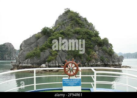 Fotografie di navi nella baia di ha Long, Vietnam da diverse prospettive, scattate durante il giorno in condizioni di maltempo il 06/01/20. Foto Stock