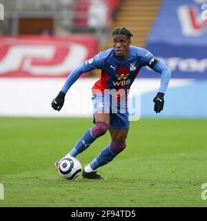 Londra, Regno Unito. 12 Aprile 2021. Wilfried Zaha di Crystal Palace in azione durante la partita della Premier League tra Crystal Palace e Chelsea a Selhurst Park, Londra, Inghilterra, il 10 aprile 2021. Foto di Ken Sparks. Solo per uso editoriale, è richiesta una licenza per uso commerciale. Nessun utilizzo nelle scommesse, nei giochi o nelle pubblicazioni di un singolo club/campionato/giocatore. Credit: UK Sports Pics Ltd/Alamy Live News Foto Stock
