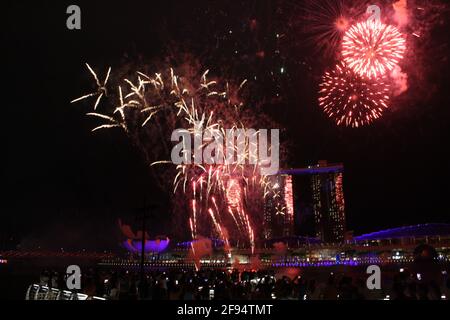 Fotografie che catturano i fuochi d'artificio al Festival del fiume Hongbao 2020 di Singapore. Preso di notte al Marina Bay Sands il 011/01/20. Foto Stock