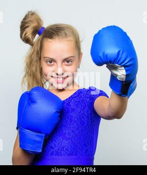 Boxer bambino allenamento, fitness sano. Allenamento con allenatore. Combatti. Moda sport e sportswear, knockout ed energia. Sport successo. Ragazza piccola dentro Foto Stock