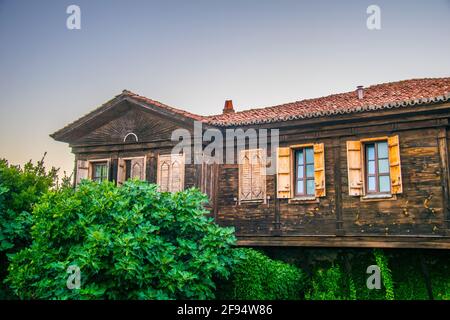 Una casa tradizionale sulla costa di sozopol in Bulgaria durante tramonto Foto Stock