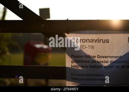 Cartello di restrizione del coronavirus fuori da un campo di calcio durante il National Lockdown nel Regno Unito nel 2020, tutte le piazzole sono state chiuse. Foto Stock