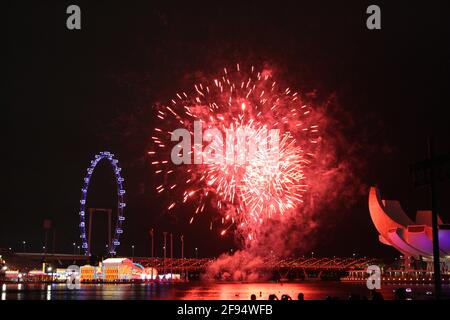 Fotografie che catturano i fuochi d'artificio al Festival del fiume Hongbao 2020 di Singapore. Preso di notte al Marina Bay Sands il 011/01/20. Foto Stock