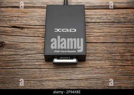 Lettore di schede XQD su sfondo in legno. Foto Stock