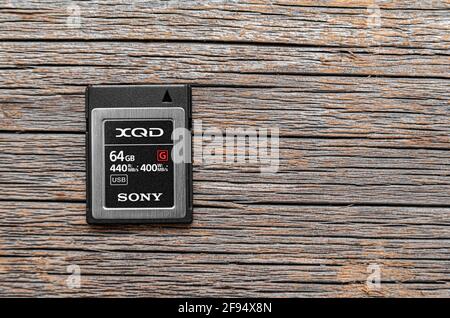 Scheda di memoria XQD Sony su sfondo in legno. Foto Stock