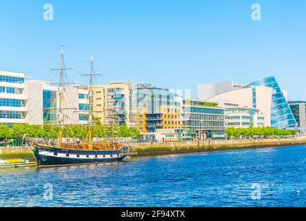 Jeanie Johnston ormeggia lungo il fiume Liffey a Dublino, Irlanda Foto Stock