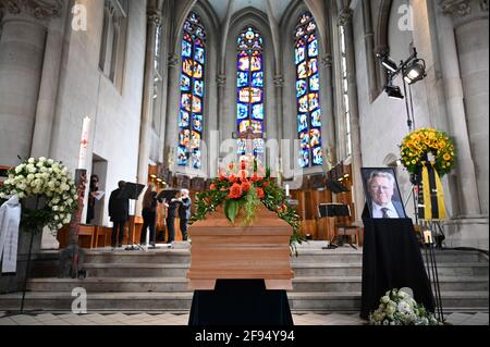 Baden-Wuerttemberg, Tubingen. 16 aprile 2021: Al servizio funebre del teologo Hans Küng, la bara di Hans Küng è incorniciata da decorazioni floreali e corone funebri nella chiesa di San Giovanni. Hans Küng morì il 6 aprile all'età di 93 anni. Foto: Bernd Weissbrod/dpa-Pool/dpa Credit: dpa picture Alliance/Alamy Live News Credit: dpa picture Alliance/Alamy Live News Foto Stock