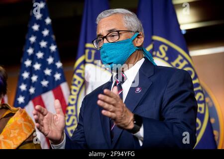 Washington, Stati Uniti d'America. 15 Aprile 2021. Il rappresentante degli Stati Uniti Bobby Scott (democratico della Virginia) ha espresso le sue osservazioni durante una conferenza stampa in vista dell'approvazione del Paycheck Fairness Act, presso il Campidoglio degli Stati Uniti a Washington, DC, giovedì 15 aprile 2021. Credit: Rod Lamkey/CNP/Sipa USA Credit: Sipa USA/Alamy Live News Foto Stock