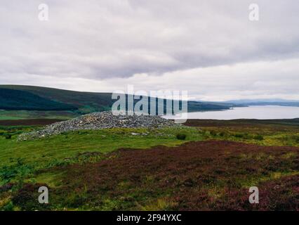 La tomba smussata del Neolitico Nord Ord, Sutherland, Scozia, Regno Unito, guardando NW al piazzale e passaggio di ingresso con Loch Shin sul retro. Foto Stock