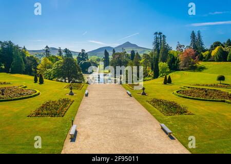 Vista sui giardini Powerscourt verso il Pan di zucchero in Irlanda Foto Stock