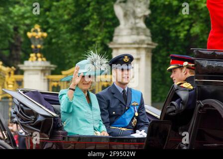 Duchessa di Cornovaglia, Principe Guglielmo e Principe Harry in carrozza a Trooping il colore 2009. Il Principe Guglielmo indossa l'uniforme militare dell'Aeronautica militare reale Foto Stock