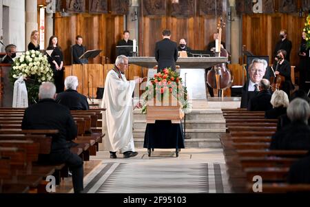 Baden-Wuerttemberg, Tubingen. 16 aprile 2021: Il pastore Wolfgang Gramer cammina intorno alla bara al servizio funebre per il teologo Hans Küng nella Chiesa di San Giovanni. Hans Küng morì il 6 aprile all'età di 93 anni. Foto: Bernd Weissbrod/dpa-Pool/dpa Credit: dpa picture Alliance/Alamy Live News Credit: dpa picture Alliance/Alamy Live News Foto Stock