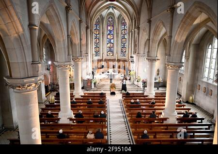 Baden-Wuerttemberg, Tubingen. 16 aprile 2021: Al servizio funebre del teologo Hans Küng, la bara di Hans Küng è incorniciata da decorazioni floreali e corone funebri nella chiesa di San Giovanni. Hans Küng morì il 6 aprile all'età di 93 anni. Foto: Bernd Weissbrod/dpa-Pool/dpa Credit: dpa picture Alliance/Alamy Live News Credit: dpa picture Alliance/Alamy Live News Foto Stock