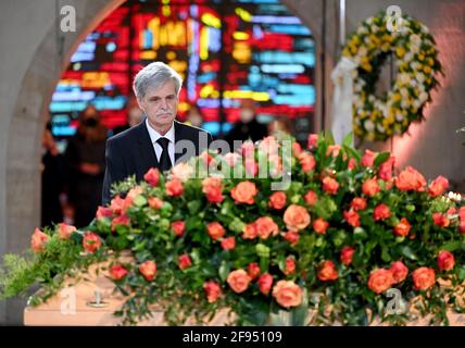 Baden-Wuerttemberg, Tubingen. 16 aprile 2021: Bernd Engler, Rettore dell'Università di Tübingen, si trova di fronte alla bara al servizio funebre del teologo Hans Küng nella Chiesa di San Giovanni. Hans Küng morì il 6 aprile all'età di 93 anni. Foto: Bernd Weissbrod/dpa-Pool/dpa Credit: dpa picture Alliance/Alamy Live News Credit: dpa picture Alliance/Alamy Live News Foto Stock