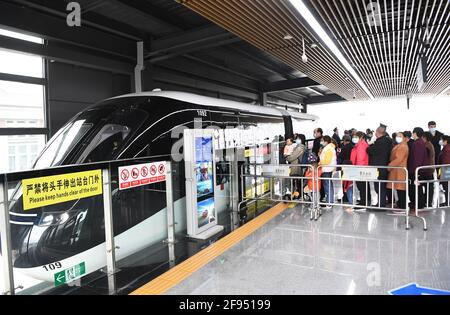 CHONGQING, 16 aprile 2021 i passeggeri aspettano di salire a bordo di uno SkyShuttle alla stazione della metropolitana n.1 nel quartiere di Bishan, nel sud-ovest del comune di Chongqing, il 16 aprile 2021. Il comune di Chongqing della Cina sudoccidentale mette in uso il suo primo progetto di trasporto ferroviario senza conducente SkyShuttle questo venerdì, secondo il distretto di Bishan di Chongqing. Con un investimento totale di 1.8 miliardi di yuan (circa 276 milioni di dollari), il progetto prevede treni elettrici, senza equipaggio, completamente automatici che corrono su una linea ferroviaria sopraelevata di 15.4 km con 15 stazioni. Credit: Xinhua/Alamy Live News Foto Stock