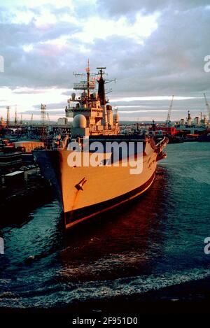 AJAXNETPHOTO. ANNI '90. PORTSMOUTH, INGHILTERRA - LA PORTAEREI HMS INVINCIBILE ORMEGGIATO ALLA BASE NAVALE DI PORTSMOUTH VISTO AL TRAMONTO. PHOTO:JONATHAN EASTLAND/AJAX REF:0055 41 Foto Stock