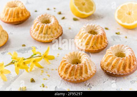 Deliziose torte al limone (muffin) fatte in casa su sfondo bianco Foto Stock