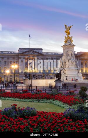 Twilight su Buckingham Palace, London, England, Regno Unito Foto Stock