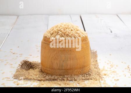 Riso Kerala Matta  riso parboiled o palakadan matta o rosso riso disposto splendidamente in un vaso che è usato tradizionalmente per la misurazione in kerala Foto Stock