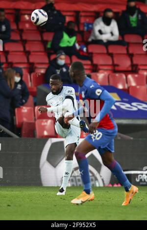 Londra, Regno Unito. 11 Apr 2021. Antonio Rüdiger di Chelsea attraversa il pallone durante la partita della Premier League tra Crystal Palace e Chelsea a Selhurst Park, Londra, Inghilterra, il 10 aprile 2021. Foto di Ken Sparks. Solo per uso editoriale, è richiesta una licenza per uso commerciale. Nessun utilizzo nelle scommesse, nei giochi o nelle pubblicazioni di un singolo club/campionato/giocatore. Credit: UK Sports Pics Ltd/Alamy Live News Foto Stock