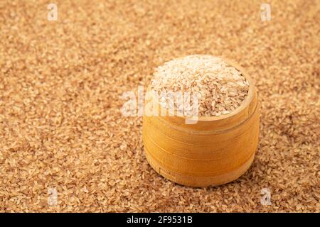 Riso Kerala Matta  riso parboiled o palakadan matta o arrangiato in un recipiente utilizzato tradizionalmente per la misurazione in kerala chiamato nazhi con re Foto Stock