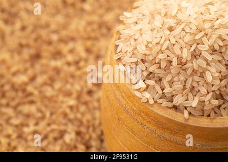 Riso Kerala Matta  riso parboiled o palakadan matta o arrangiato in un recipiente utilizzato tradizionalmente per la misurazione in kerala chiamato nazhi con re Foto Stock