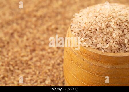 Riso Kerala Matta  riso parboiled o palakadan matta o arrangiato in un recipiente utilizzato tradizionalmente per la misurazione in kerala chiamato nazhi con re Foto Stock