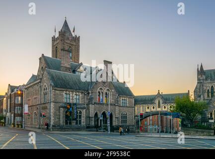 Vista notturna dell'edificio Dublinia a Dublino, Irlanda Foto Stock