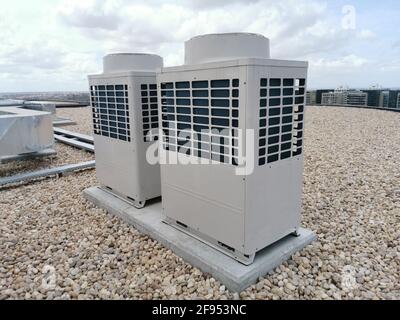 Vista delle unità di climatizzazione VRV esterne, estrazione e insufflazione, impianto HVAC, sul tetto dell'edificio... Foto Stock