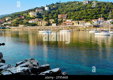 Bellissima baia con barche a vela. L'isola di Corfù. Grecia. Foto Stock