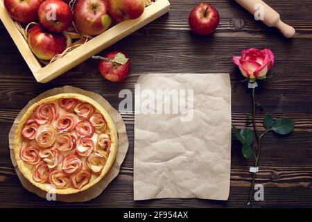 Torta di mele. Dolci fatti in casa su sfondo di legno scuro. Vista dall'alto. Luogo per l'iscrizione., torta di mele. Dolci fatti in casa su sfondo di legno scuro. Foto Stock