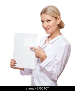 La giovane dottoressa tiene la lavagna bianca. Isolato su bianco., giovane dottore femminile sta tenendo lavagna bianca. Isolato su bianco. Foto Stock