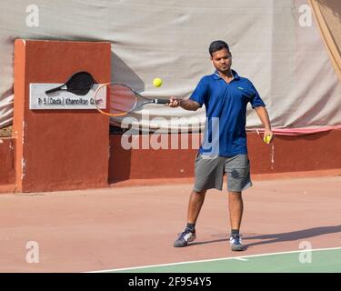 Allenatore di tennis in azione presso la SPG (Shivaji Park Gymkhana) Tennis Academy a Mumbai, Maharashtra, India. Foto Stock