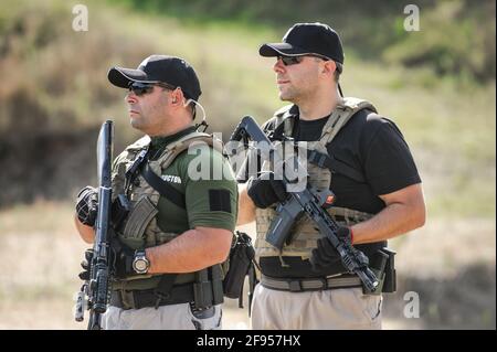 Soldati militari in azione tattica di combattimento tiro da fucile mitragliatrice. Tiro e armi. Campo di ripresa all'aperto Foto Stock