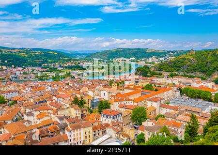 Vista aerea di Vienne, tra cui il museo gallo-romano e rovina di un castello medievale, Francia Foto Stock