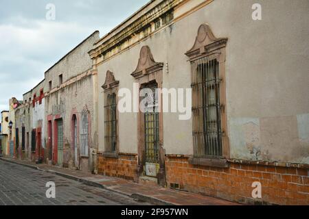 Edifici coloniali sulle strade acciottolate di Santiago de Querétaro in Messico. Foto Stock