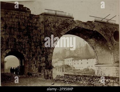 Ponte ferroviario bruciato a Rubbia, il colpo ha avuto luogo il 14.2.1916. Vista del Castello di Rubia, sullo sfondo si può vedere il ponte stradale distrutto. Foto Stock